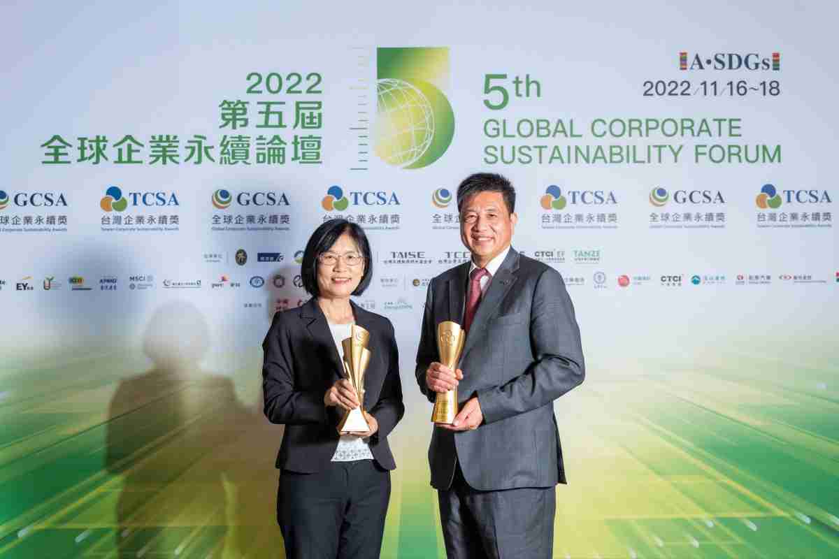 CG电子作为净零碳排先锋，，，，期引领价值链伙伴同行共好，，卫冕制造业组“十大典范企业” 二连冠殊荣(左：CG电子光电永续长古秀华，，，右：CG电子光电董事长暨执行长彭双浪)