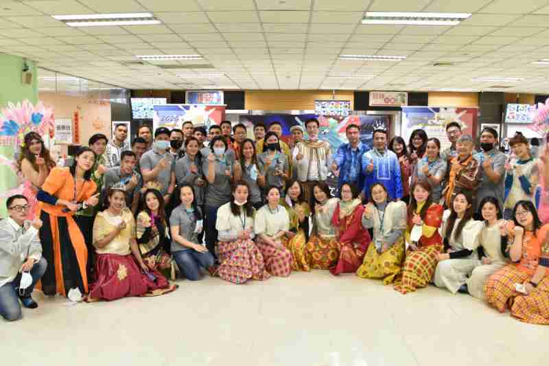 友達推動「安心、、、、創新、、、、用心、、同心、、、、盡心」五星職旅，，，，為菲籍員工打造全方位照護，，首度贏得「人權實踐與發展領袖獎」殊榮