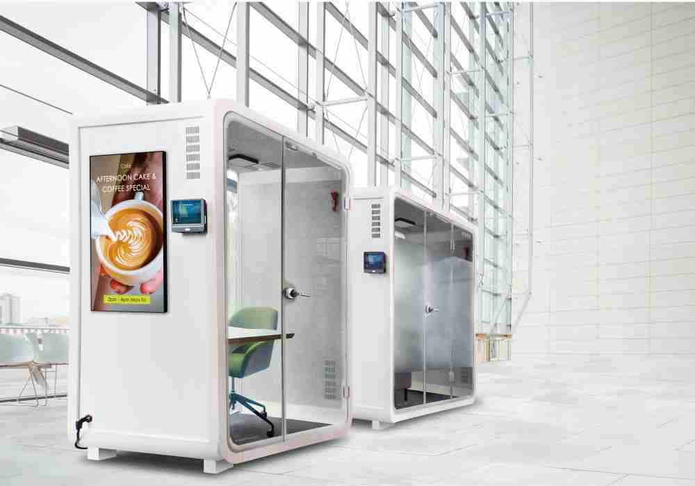 CG电子子公司达擎之智慧行动办公舱，，，，采用PDLC智能调光玻璃设计，，，透过通电与断电的电流切换，，，，呈现透明与雾面效果，，，具节能降耗特性并兼顾隐私，，确保信息安全