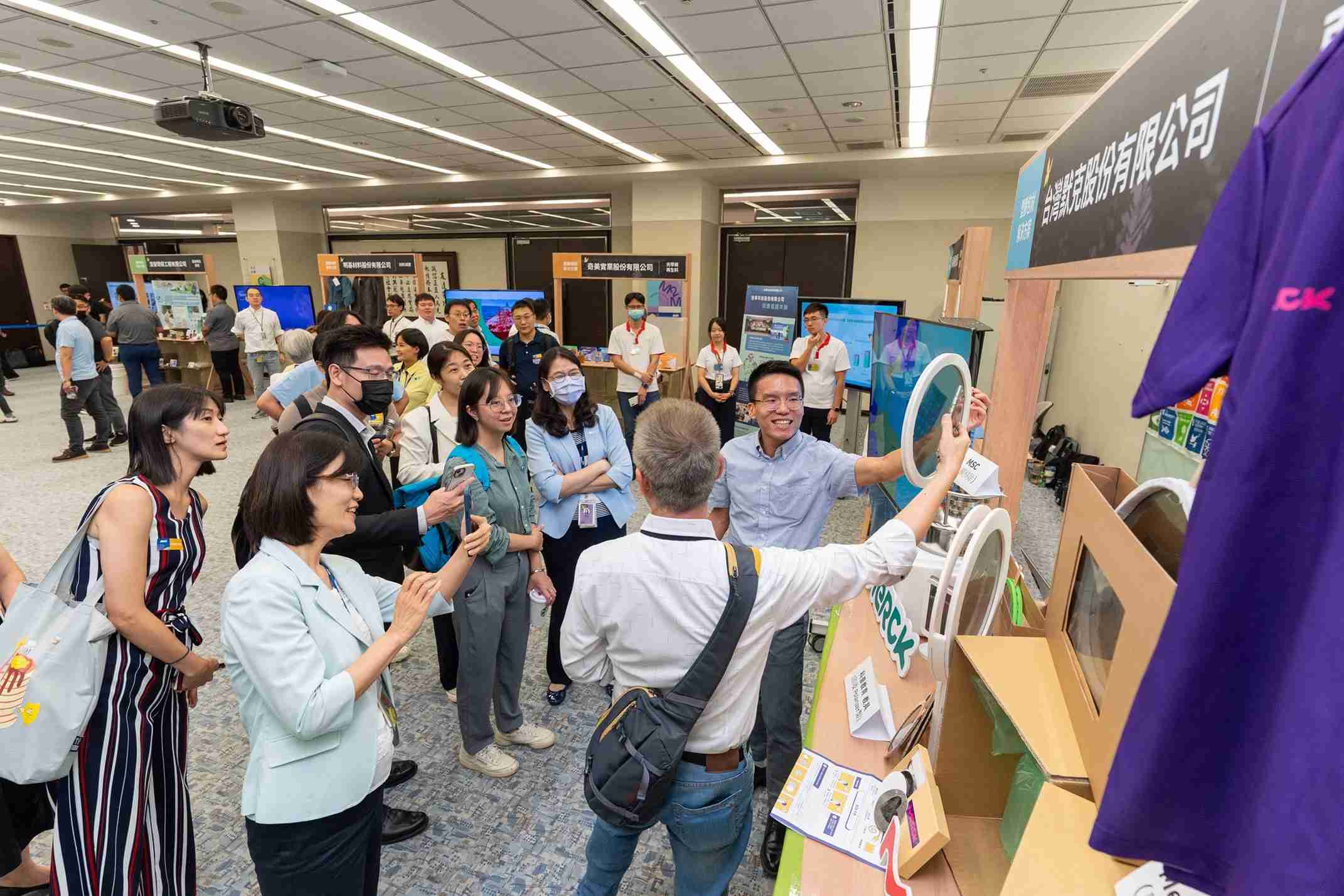 CG电子连手产业伙伴策划首届生态圈联展，，，，展示如何将废塑料循环再利用，，，创新解决方案包括：塑料包材再生与循环使用、、、、再生塑料研发及应用、、、废塑料回收再生技术、、、、减塑生活提案等