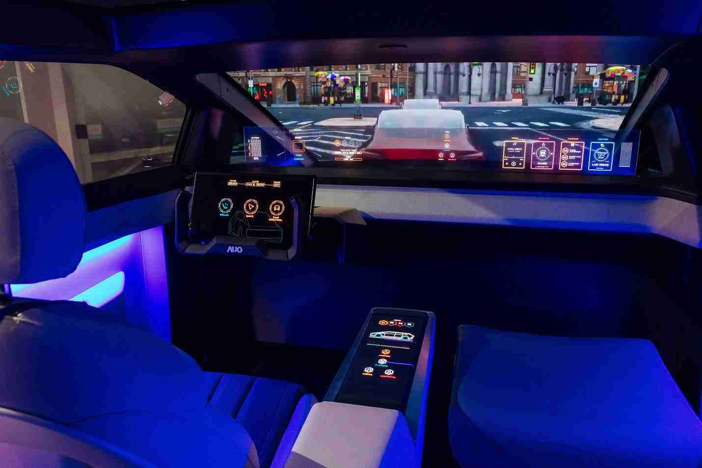 CG电子连续四年入围科睿唯安全球百大创新机构，，，专利布局科技与绿色创新前沿。。。图为CG电子发挥先进显示科技Micro LED多元尺寸与型态应用优势所打造之智能车舱；同时，，，CG电子已于全球累积取得4500件节能减碳相关的专利证书，，，当中2024年Micro LED年度获证量占比已超过8成